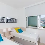 Modern Luxury With Swimming Pool - Bayside View *