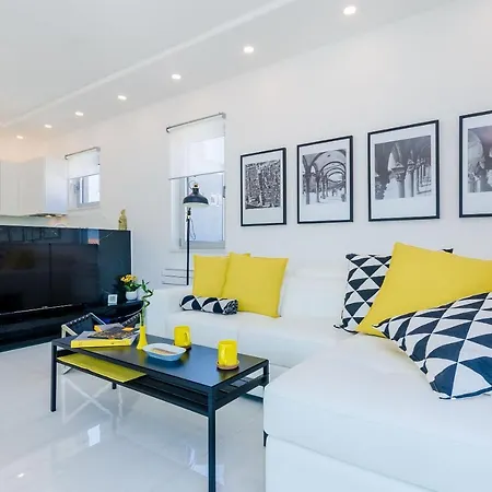 Modern Luxury With Swimming Pool - Bayside View Apartment