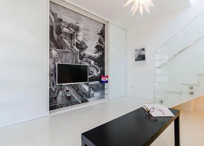 Modern Luxury With Swimming Pool - Bayside View *