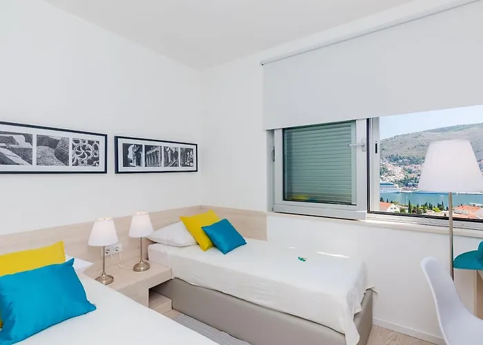 Modern Luxury With Swimming Pool - Bayside View *