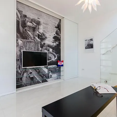 Modern Luxury With Swimming Pool - Bayside View *