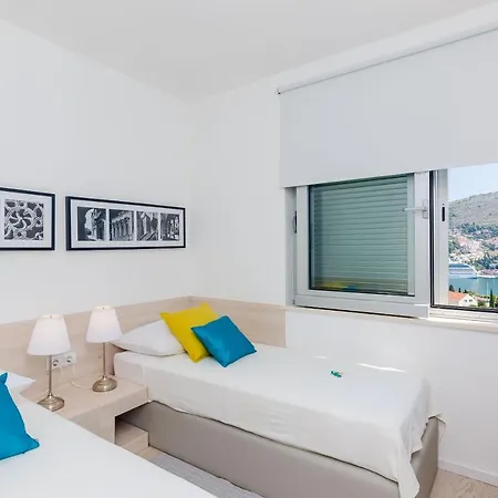 Modern Luxury With Swimming Pool - Bayside View *